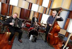 Musiikin professori Petri Toiviainen (oik.) johtaa musiikin huippuyksikköä. Päätutkijoita on kuusi, mukana myös musiikkiterapian professori Jaakko Erkkilä ja musiikkikasvatuksen apulaisprofessori Suvi Saarikallio. Kuva: Jyväskylän yliopisto