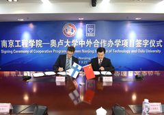 Rehtori Jouko Niinimäki ja NJIT:n presidentti Sun Yukun allekirjoittivat sopimuksen ohjelmistotuotannon kandidaattiohjelmasta Nanjingissa syyskuun viimeisellä viikolla.