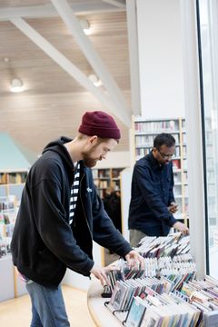 Helsingin kirjastot tarjoavat monipuolisia palveluita musiikista kiinnostuneille. Kuva: Katja Tähjä