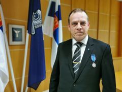 "I am pleased that my long-term work is acknowledged and valued. I truly believe that this medal acknowledges the work of everyone with whom I have had the opportunity to work,” says Häkkinen, Chief Security Officer at the City of Espoo. (Photo: Western Uusimaa Police Department/Ansa Jokiranta)