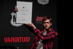 Suomen Messusäätiön palkinnon sai Teemu Saukkio innvaatiostaan kaksipyöräisten sähköistämiseen. Kuva: Heidi Koivunen