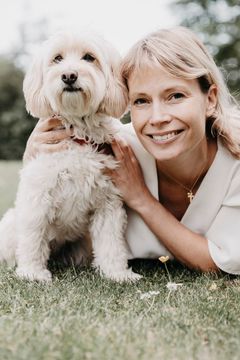 Royal Caninin eläinlääkäri Karin Eliasson ja hänen koiransa Sidney.