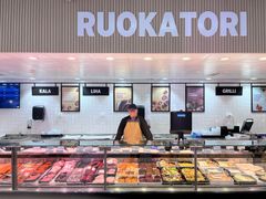 S-market Viitasaaren ruokatori on uudistunut niin esillepanojen kuin valikoimienkin osalta. Kuva: Ritva Kumpulainen
