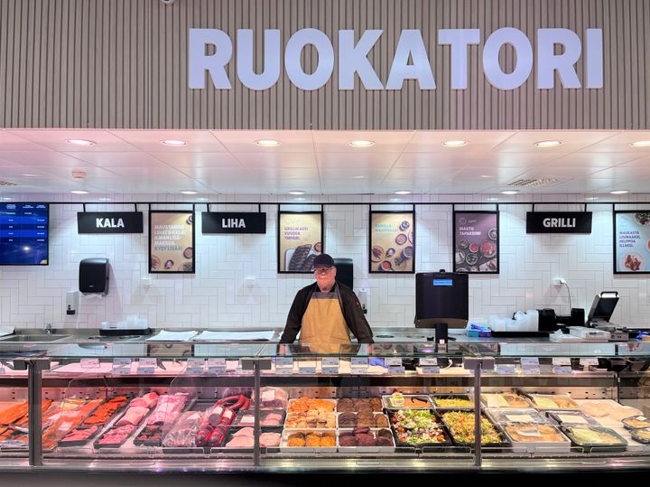 S-market Viitasaaren ruokatori on uudistunut niin esillepanojen kuin valikoimienkin osalta. Kuva: Ritva Kumpulainen