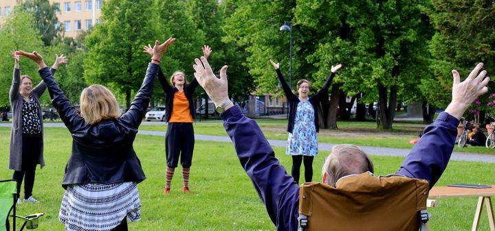 Minun ääneni -hankkeen musiikkiryhmien ohjaajat (Kaisa Tienvieri, Anna Arola ja Maija Halme) Sorsapuistossa kesällä 2021. Kuva: Uolevi Salonen