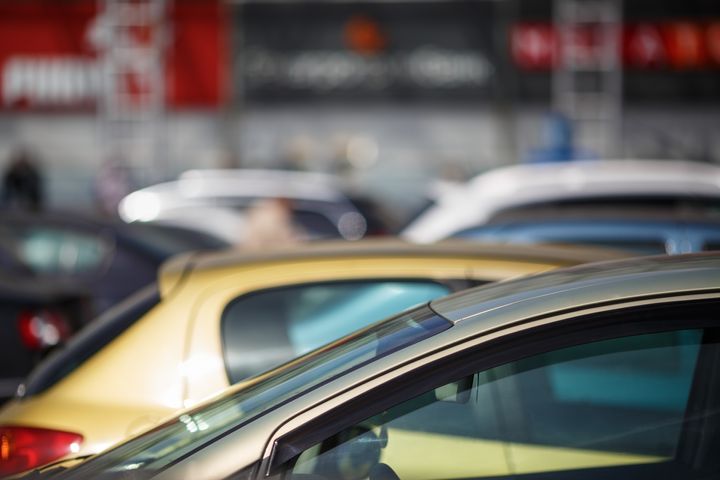 Autorekisterin raporttia on helppo lukea kännykästä missä vain, kuten vaihtoautoja autoliikkeissä vertaillessa. Kuva Raporttia on helppo lukea kännykästä missä vain, kuten vaihtoautoja autoliikkeissä vertaillessa. Kuva: Veresovich