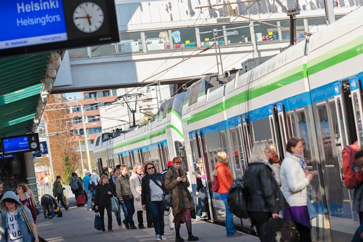 Malmin aseman ylikulkusilta eli tuubi yhdistää Ylä- ja Ala-Malmin. Kuva: Helsingin kaupungin aineistopankki / Simo Karisalo.