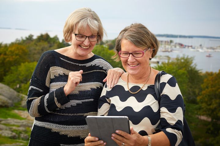 Kaikki seniorit on koulutettava mahdollisuuksien mukaan käyttämään sosiaali- ja terveyspalveluiden teknologiaa. Heille on tarjottava tarvittaessa mahdollisuus tietokoneen käyttöön, ja heidät on opastettava digitaalisten välineiden käyttöön.