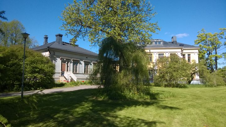 Meilahden kartanon alueella sijaitsevat vanhat rakennukset, kartano ja tanssipaviljonki. Kuva: Helsingin kaupunki.