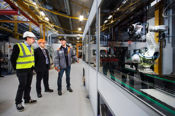 Co-Automation on suunnitellut robotiikkaratkaisuja mm. Wärtsilän tehtaille. Kuvassa myös Algol Technicsin toimittama kevytnosturi.