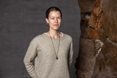 Apulaisprofessori Matilda Backholm aikoo rahoituksen turvin myös jatkokehittää ainutlaatuista mikropipettitekniikkaansa. Kuva: Mikko Raskinen / Aalto-yliopisto