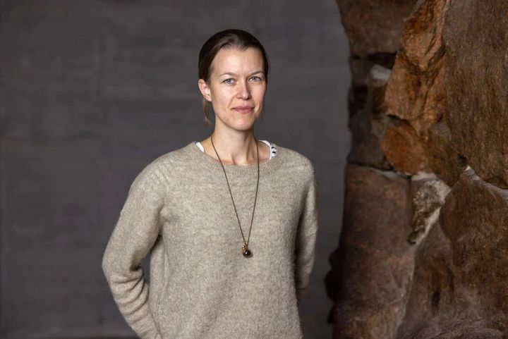 Apulaisprofessori Matilda Backholm aikoo rahoituksen turvin myös jatkokehittää ainutlaatuista mikropipettitekniikkaansa. Kuva: Mikko Raskinen / Aalto-yliopisto
