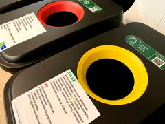 Toimistoissa tapahtuva muovipakkausten kerääminen kierrätykseen ei ole vielä Suomessa yleistä. Logomon toimistopuolelta löytyy nyt muovinkeräysastioita, joihin laitetut muovikääreet matkaavat muovijalostamolle uusiokäyttöön.