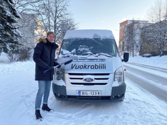 Suomen Vuokrabiili Oy:n perustaja Waltteri Niittula puhdistamassa vuokra-autoa lumesta.