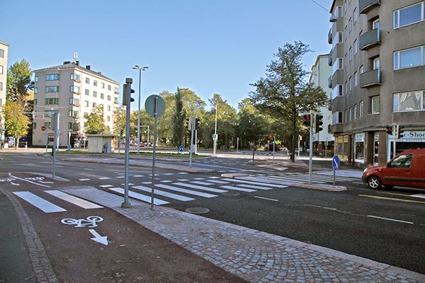 Mechelininkadun peruskorjauksen valmista osuutta Nordenskiöldinaukiolla.