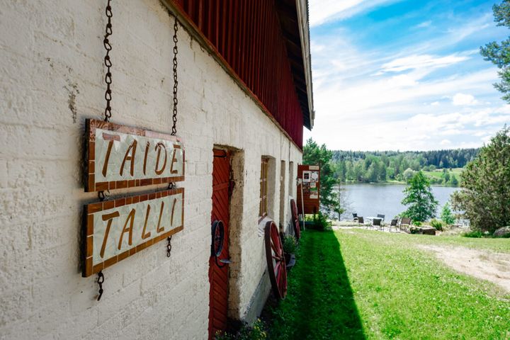 TaideTallin kesänäyttelyssä nautitaan taiteen lisäksi kauniista Längelmäveden maisemista. Kuva: Tiia Ennala / Visit Kangasala