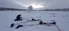Tutkijat asentamassa langatonta mittaustekniikkaa Pallaksen alueella. Kuva Hannu Marttila / Oulun yliopisto