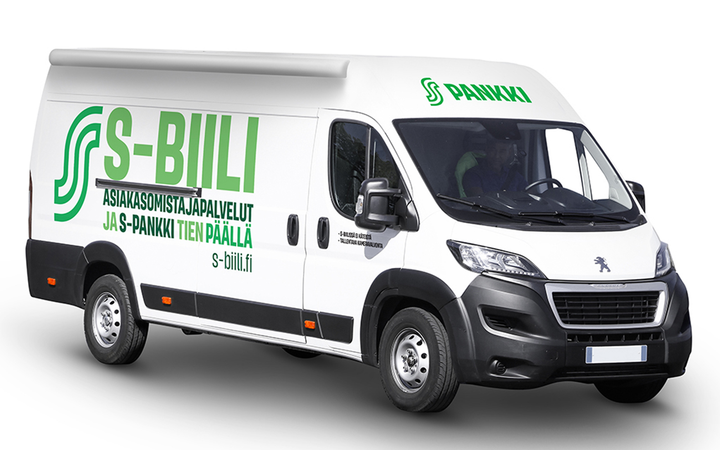 Ensimmäinen S-Biili palvelee 18. helmikuuta Pohjois-Savossa Rautalammin S-marketin pihassa.