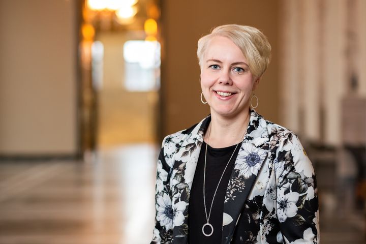 SDP:n kansanedustaja Heidi Viljanen kiittää hallitusta lisätalousarviorahoituksesta poliisin ennaltaehkäisevään toimintaan, mikä moniammatillisesti osaltaan auttaa lasten ja nuorten selviytymistä koronasta. (Kuva: Jukka-Pekka Flander)