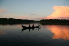 Kalastajia Tornionjoella. Kuva: Atso Romakkaniemi / Luke.