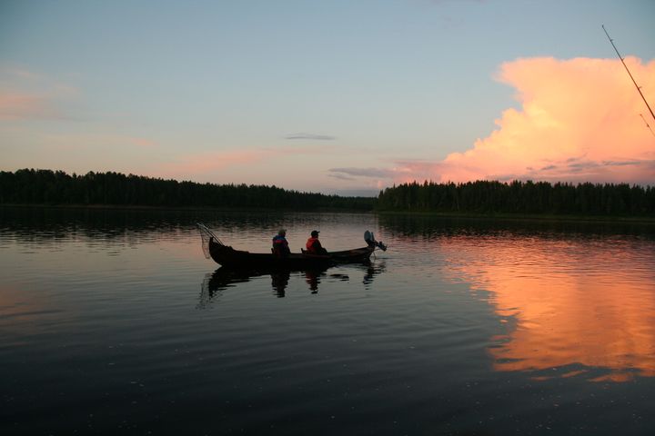 Kalastajia Tornionjoella. Kuva: Atso Romakkaniemi / Luke.