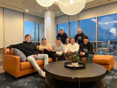 Suomalaiset kiekko- ja burgerisankarit Juuso Pärssinen, Kevin Lankinen, Eeli Tolvanen, Akseli Herlevi, Mikael Granlund, Ossi Lahtinen ja Juuse Saros Nashvillessä syksyllä 2022. Kuva: Naughty Studios