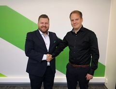 Aucorin toimitusjohtaja ja perustaja Janne Jääskeläinen kättelee MarkkinointiAkatemian toimitusjohtajan Mikko Pulkkilan kanssa yrityskaupan julkaisemisen yhteydessä.
