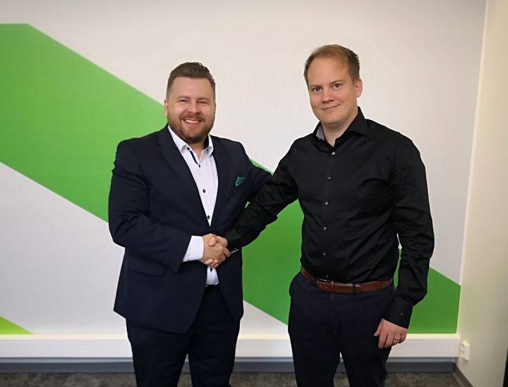 Aucorin toimitusjohtaja ja perustaja Janne Jääskeläinen kättelee MarkkinointiAkatemian toimitusjohtajan Mikko Pulkkilan kanssa yrityskaupan julkaisemisen yhteydessä.