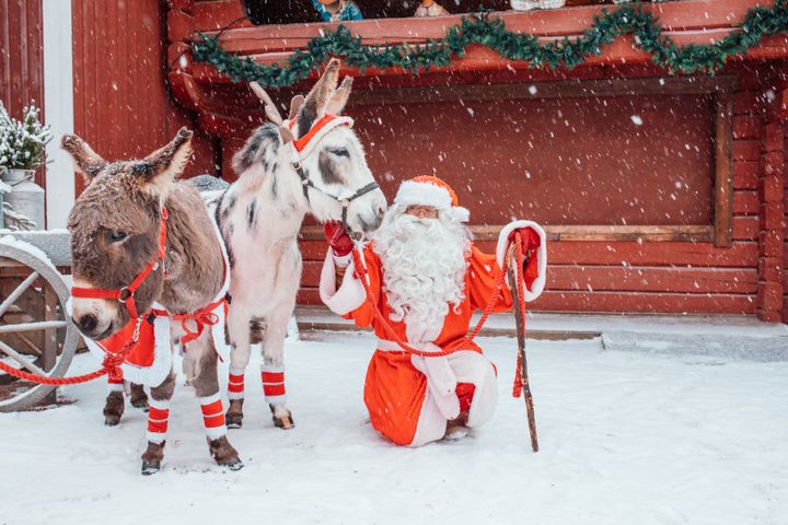 Joulupukki ottaa vieraita vastaan Koiramäen joulussa.