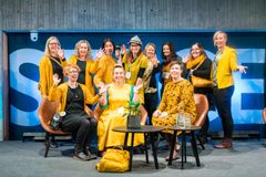 Osa CMADFI-tapahtuman osanottajista ja esiintyjistä vuonna 2019 Tiedekulmassa Helsingissä. Moni oli pukeutunut keltaiseen, mikä ikuistettiin yhteiskuvaan. Kuva: Laura Johansson