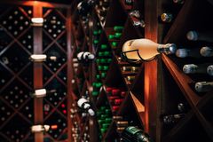 Nokan asiakkailla on mahdollisuus vierailla opastetusti yli 200 erilaisen viinin kellarissa, jossa pääsee valitsemaan ja maistamaan suosikkejaan. Kuva: Rasmus Tikkanen