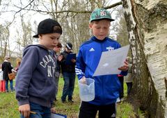 Ulko-oppitunneilla kummikoululaiset oppivat monipuolisesti arjen ympäristötekoja ja –tietoutta.