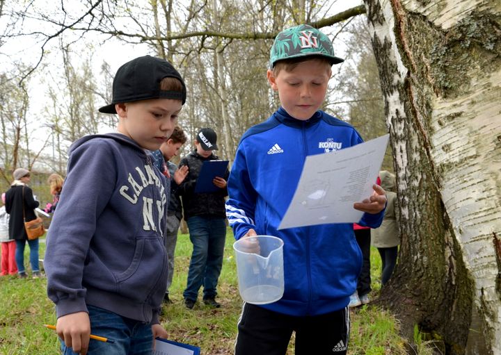 Ulko-oppitunneilla kummikoululaiset oppivat monipuolisesti arjen ympäristötekoja ja –tietoutta.