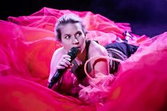 Teater Viirus gästspelar på Nordhuset med monologföreställningen Sångerskan. Foto: Teater Viirus