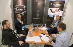 Novosanin yrittäjät tuomariston jäsenen Juho Lipsasen sparrauksessa.