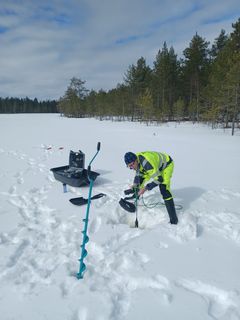 Mustajokeen laskevien luonnonvesien mittausta huhtikuussa 2023, kuva Ville Räihä.