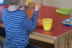 Kevään 2020 poikkeusolojen aikana varhaiskasvatukseen osallistui noin kolmannes päiväkotien lapsista ja noin puolet perhepäivähoidossa käyvistä lapsista. Kuvituskuva.