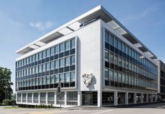 Fasad av Lasa Bianco Nuvolato marmor, Zug bank 1957/1997. Bild: Lasa Marmo.