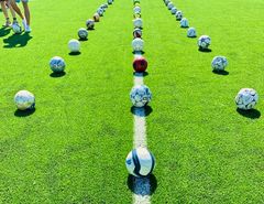 Yleisölle avoin Unelmien kenttä -teos koostuu 2021:stä jalkapallosta, joiden joukossa voi kulkea, leikkiä, pallotella ja unelmoida.