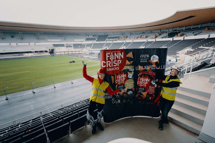 Finn Crispin Brand & Portfolio Manager Emilia Taxell ja Helsingin Olympiastadionin viestintä- ja markkinointijohtaja Marju Paju iloitsevat yhteistyöstä, joka tuo Finn Crispin takaisin Stadionille, joka avataan täysin uudistuneena kesällä 2020. #porraspäivät 4.-10.11.2019