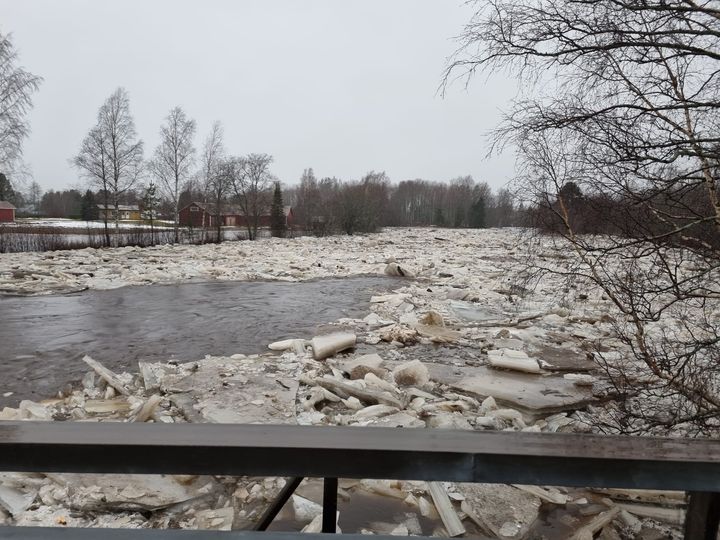 I Lappfjärds å nedanför Perus bro bildades en ispropp. Foto: Johan Rajamäki.