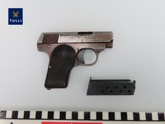 Tutkinnan aikana takavarikoitu taskupistooli.