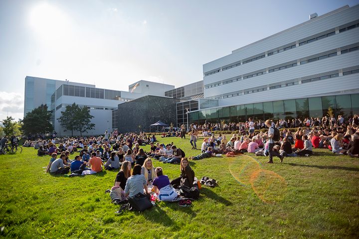 Agora-rakennus nurmikkoineen on osa Jyväskylän yliopiston kampusta.