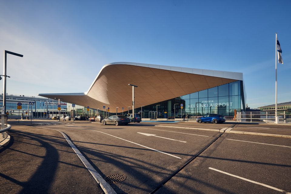 helsinki_airport_terminal_outside_11000