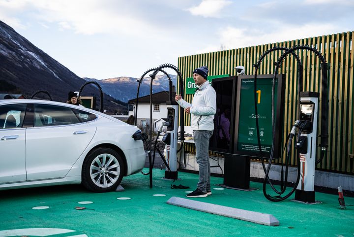 Kempower on toimittanut pikalatausratkaisun Greenstationin toiselle latausasemalle Norjan Byrkjeloon. Kuvassa Greenstationin Roar Nygaard avajaisissa.