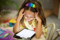 Småbarns användning av digitala apparater undersöks runt om landet. Foto: Unsplash