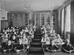 Kallion kansakoulun luonnontieteen luokassa vuonna 1913. Kuva: Helsingin kaupunginmuseo / Signe Brander