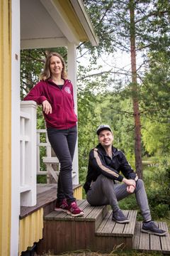 Hanna-Leena Autio och Riku Karppinen är med på Regnbågsförening Malkus läger i Tammerfors. Läger som ordnas på hösten är en viktig träffpunkt för regnbågspersoner. (Foto: Inkeri Kinnunen)