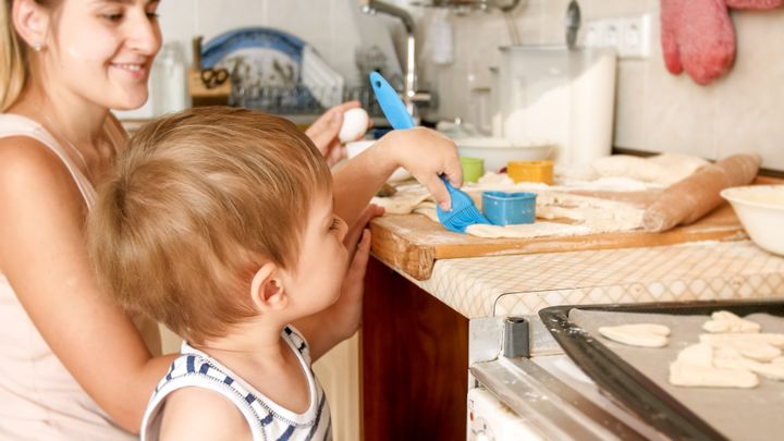 Esimerkiksi lukumäärät tulevat tutuiksi, kun leipoessa mitataan oikea määrä jauhoja lettutaikinaan. Numeroihin taas perehdytään, kun pelataan yhdessä mielenkiintoisia lautapelejä tai käydään yhdessä kaupassa ja nuuskitaan hintalappuja, tutkijatohtori Jenni Salminen kertoo. Kuvituskuva.