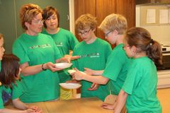 I matskolan lär sig barnen matlagning samt vikten av hälsosam mat och motion på ett aktiverande sätt. I år ordnas 33 matskolor i Finland. Foto: Petra Ingo